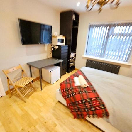 Beautiful Guest Rooms, Free Parking, 30Min Heathrow, 40Min Wembley, 60Min Central London Гринфорд Экстерьер фото