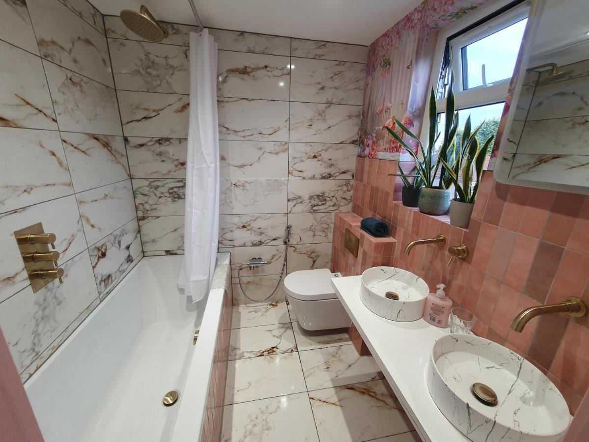 Beautiful Guest Rooms, Free Parking, 30Min Heathrow, 40Min Wembley, 60Min Central London Гринфорд Экстерьер фото